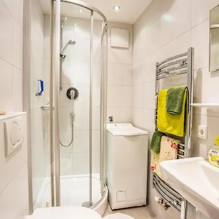 Haus Barrett By Monicare *